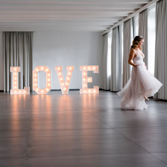 Love Letter Leucht Buchstaben LOVE mieten Verleih Hochzeitsdeko