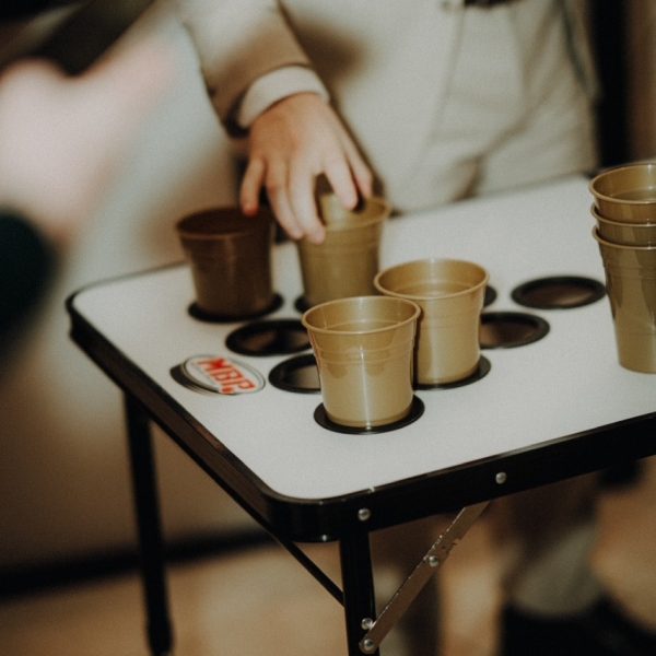 Bierpongtisch mit goldenen Bechern für Hochzeit und Event mieten