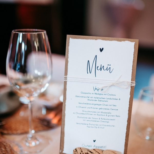 Kartenhalter Hochzeit aus Weinkorken mit Getränkekarte auf Tisch