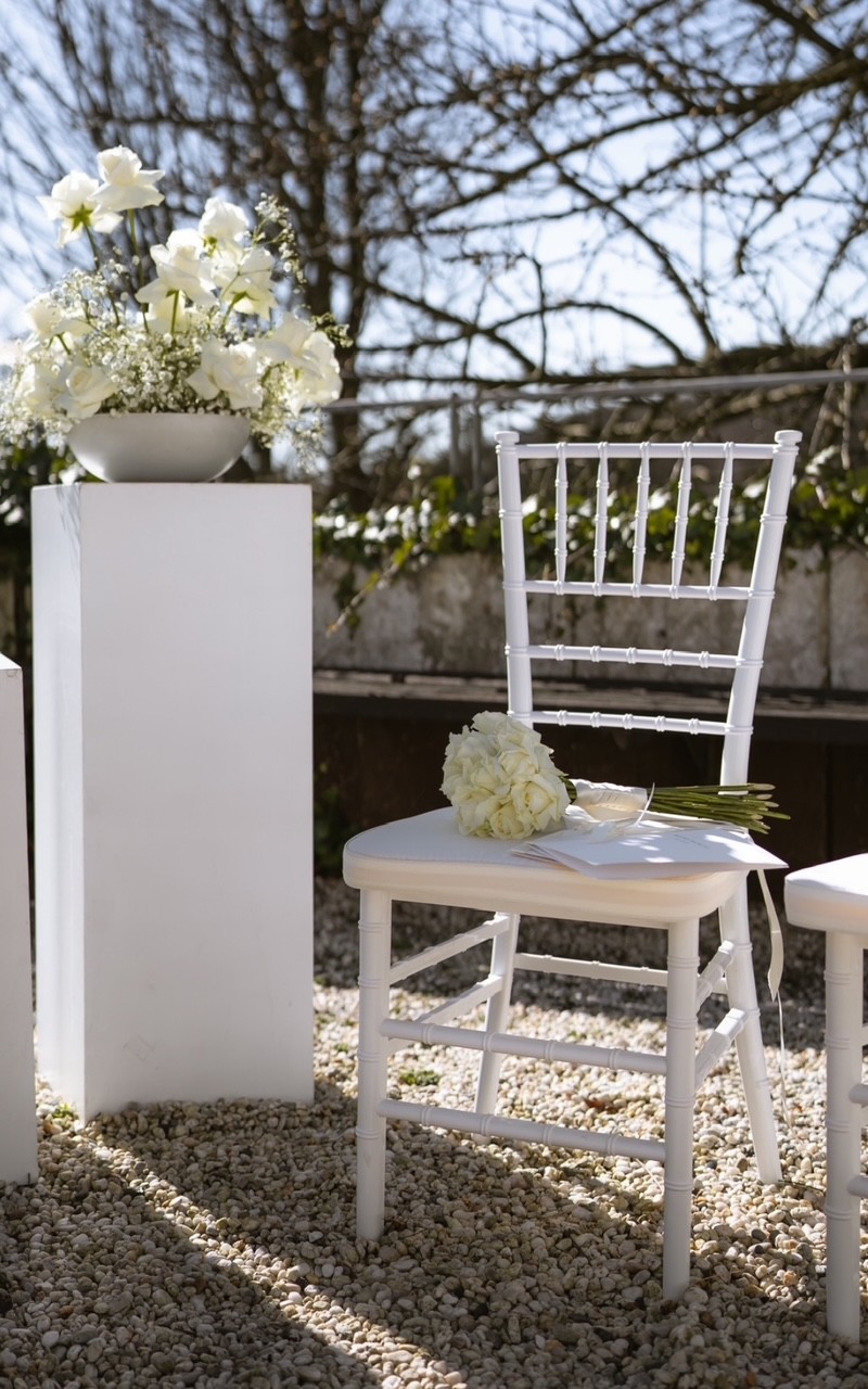 Dekoschale weiß matt Hochzeit Dekoration mit Stuhl und Blumen